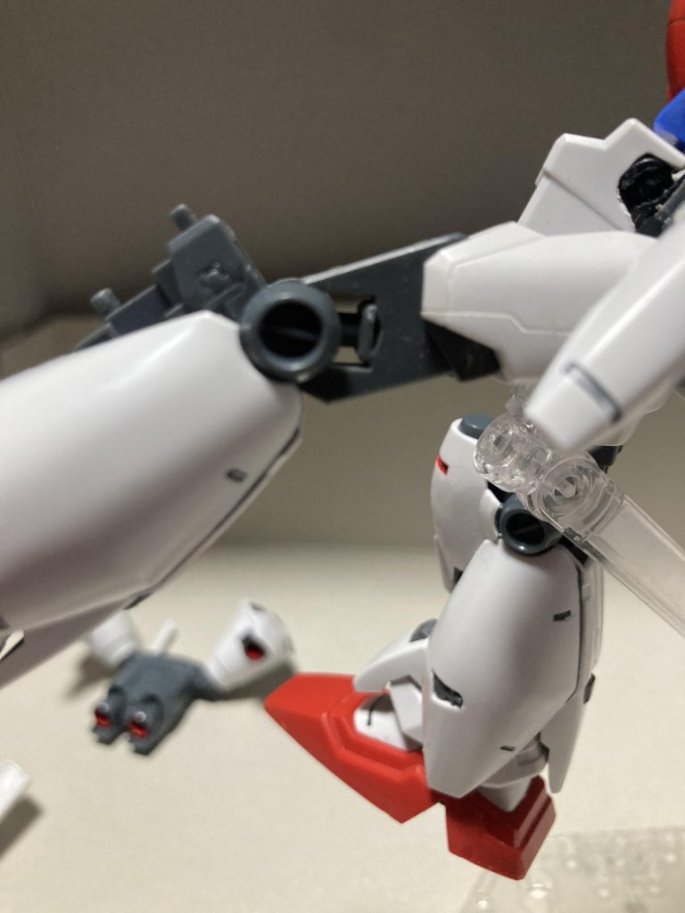 膝関節より下はキットのままです。ストライクの太もも側からの接続の角ピンを切ったらポリキャップにまさかのドンピシャの幅だったので3ミリ軸を取り付けて接続。