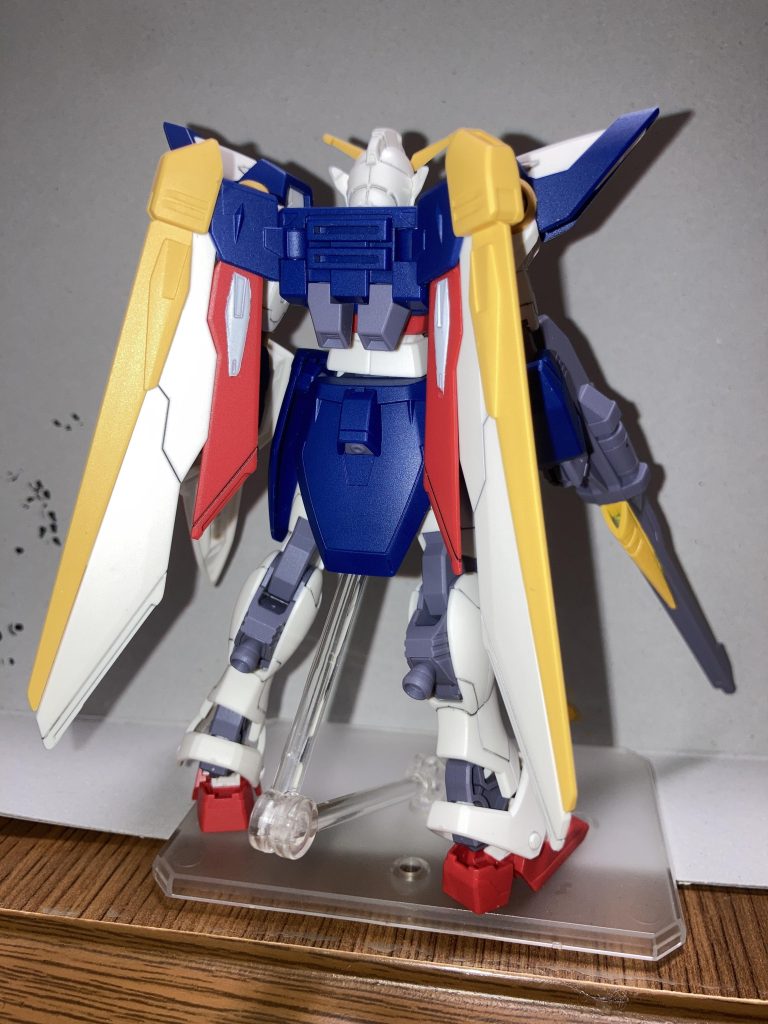 なるべく部分塗装をと思いガンダムマーカーで色を足しました、