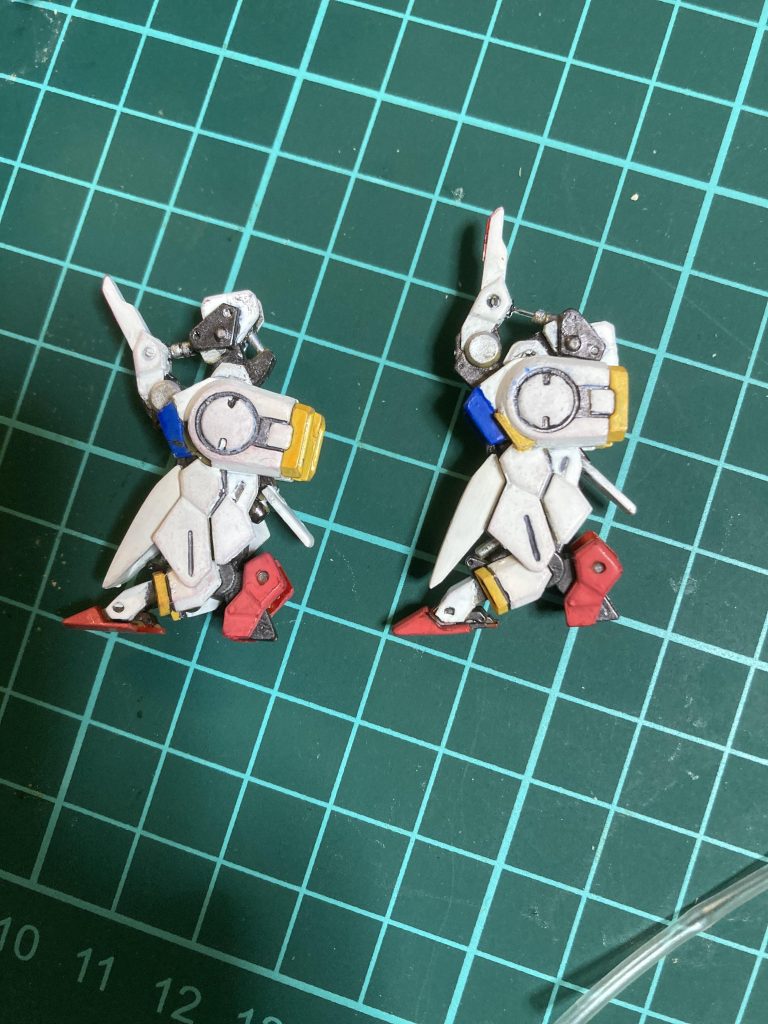 膝アーマーは膝の可動に合わせて動きます。