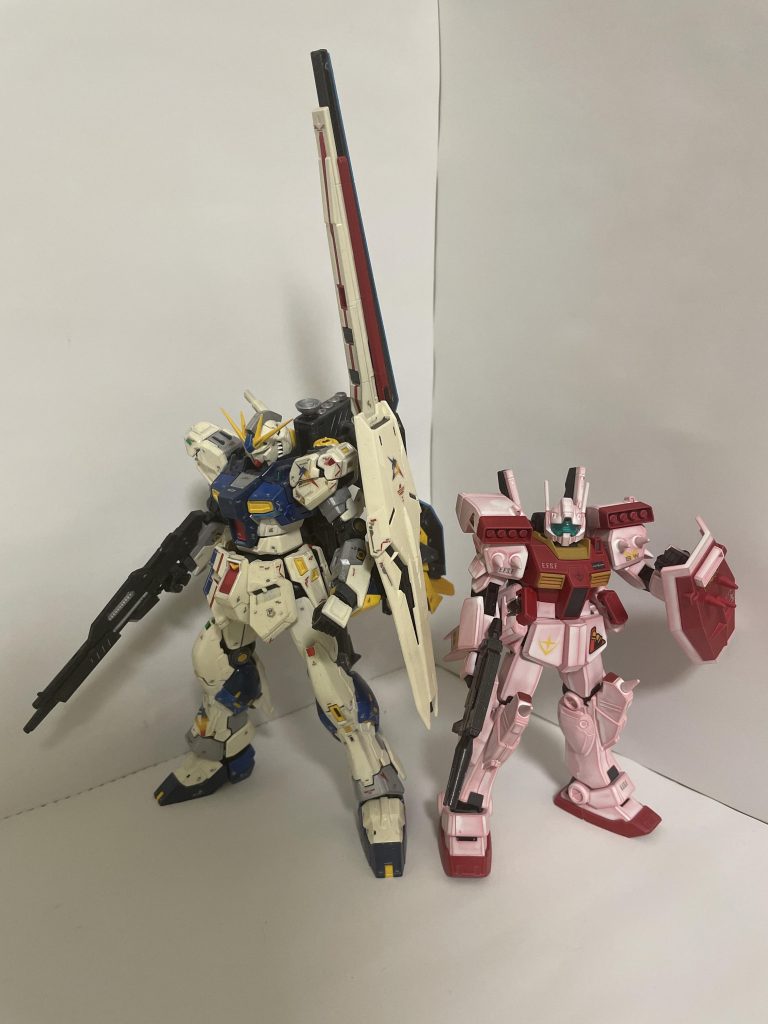 アフターフロントライフルの構え1⃣ボッシュ「くっ、ジオン製の新型ザクか!?」ボッシュ「俺が知ってる赤いモビルスーツはこんなもんではなかったぞ?」ボッシュ「大尉のガンダムはやらせん!」ライフルの構え2⃣福岡ニューガンダムとセット