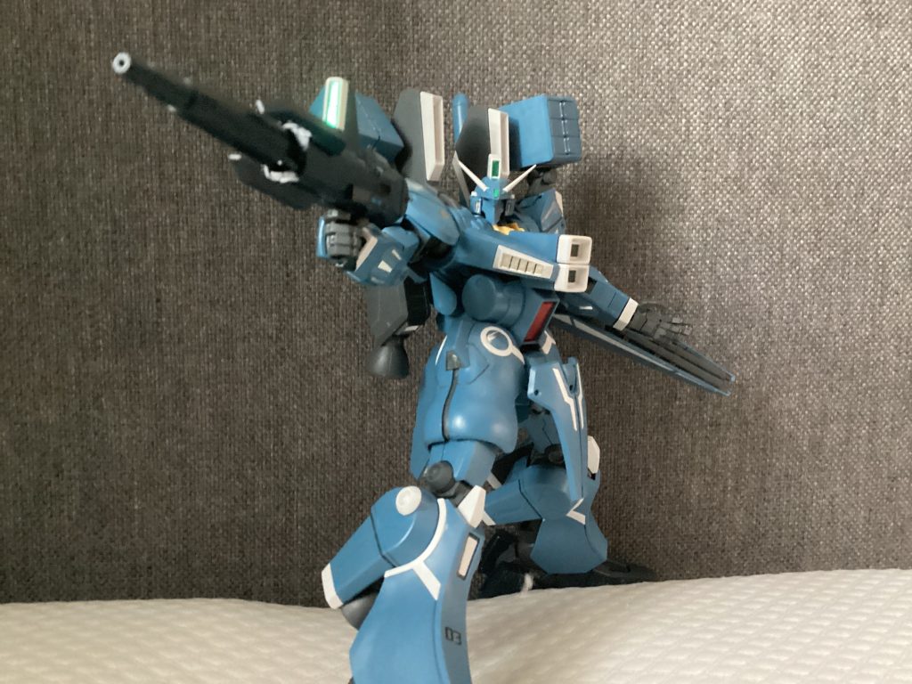 ちょっとがけガンダムMk-Vの解説を...多分皆さんご存知の通りガンダムMk-Vはアナハイムエレクトロニクス社が開発したZやZZなどと違いNT研ことニタ研が開発したオールドタイプ用オールレンジ兵器搭載型実験機です。C・ガンダムで露見した強化人間の不安定さと専用機の開発コストの問題解決のために準サイコミュを搭載することで強化人間の必要不可と多少のコストカットで少数生産が出来るようになりました。またガンダムの名を冠してるにも関わらず頭部の上部ユニットは大型で後方に配置され、胸部も形状が違います。この機体は第一次ネオジオンのARX-014ドーベンウルフ、ARX-014シルヴァヴァレトなどが開発されてます。3機生産され、うち一機はペズン基地駐留の連邦軍の教団(のちのニューディサイズ)に配備された艦隊ごと奪取され、もう一機はネオジオンに技術提供の名で引き渡され最後の一機は行方不明という悲惨な結果になりました。(一説ではアナハイムが持っていったとか)