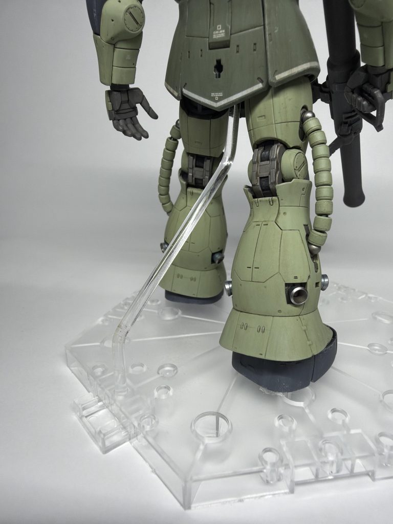 飾る時はこんな感じで丸棒曲げて柱にして支えています。