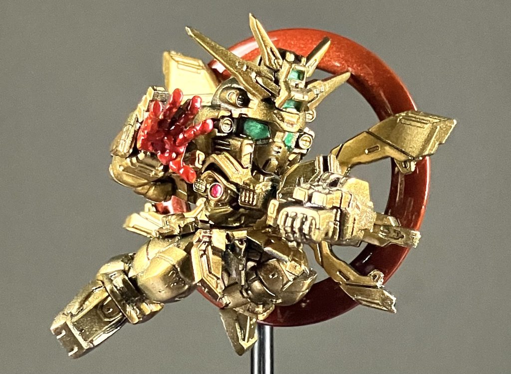 ゴッドガンダム金属とスポンジのやすりで表面処理。合わせ目消しと曖昧なモールドの彫り直しこちらはエアブラシで金→金＋オレンジで重ね塗りしました。