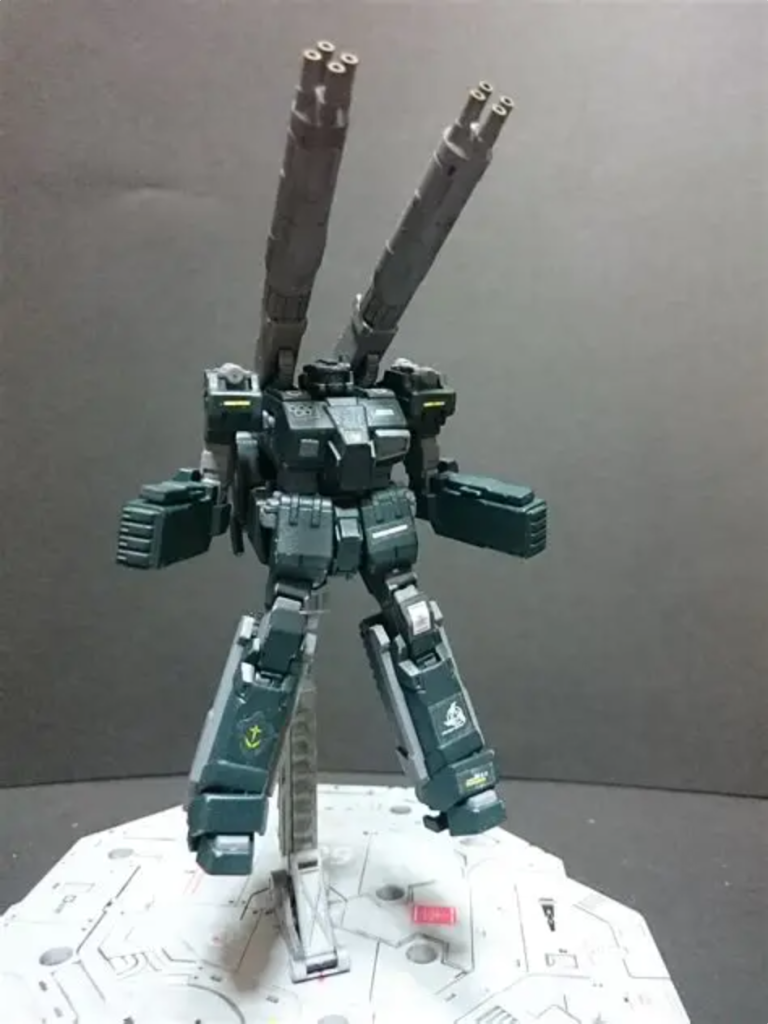 当然ではあるが、民間仕様の機体には火器はオミットされ、代わりに暴徒鎮圧用の催涙弾やトリモチ、消火剤などの砲弾もどきが採用されている。