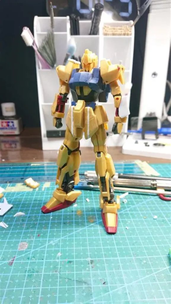 フロントスカート1mm幅増し、元のモールドを埋めて、デザインを起こしています。腕にはプラ板を貼り付け大型化腰は1.5mm延長肩のアーマー?部分もプラ板を貼り付け少し大型化しています。