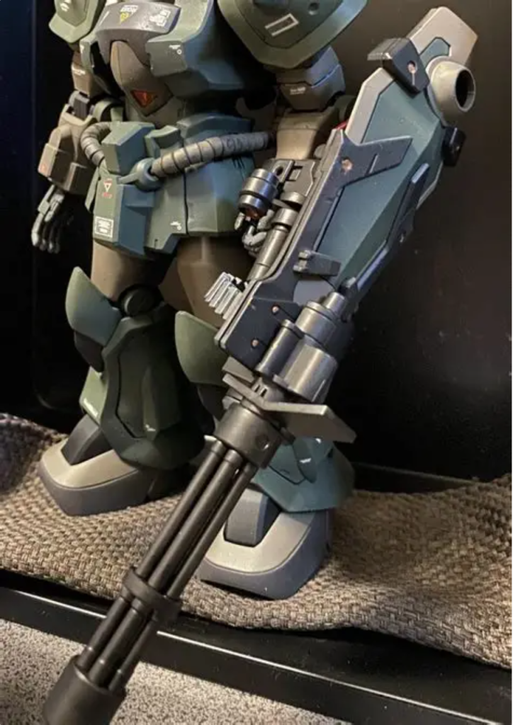 実は、太腿下のパーツにシンナーが染みてしまい、割れてしまっています。接着固定ですので、アクションが出来なくて（泣き）