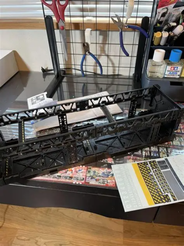 DAISOさんありがとう。全然関係ないけど昔作ったガンプラはザクタンク、マラサイ、FAZZ、改造してレッドウォーリアとか、ホビーオフでガンプラ見てたら突然続々と思い出しました。新モビルスーツが登場した当時のガンプラはどれもカッコよく感じていました。東京に出ている間に実家を取り壊した時、全て処分されました。