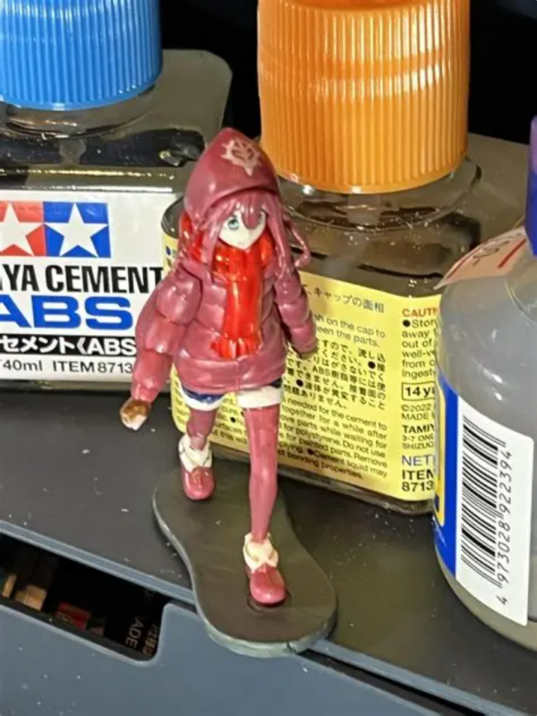 手足を後ハメ加工して塗装はガンダムマーカーで塗りました。デカールもつけてみました。もともといいキットですがまだ物足りない感じです。リアルにする方法をYouTubeで調べました。使ったのはシャアピンク2とシャアレッドとか