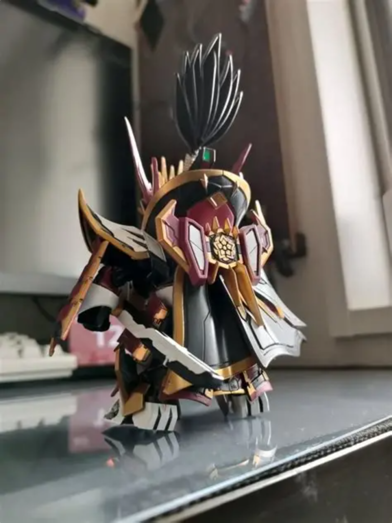 頑張って塗り分けたスカート部分はマントで、ほぼ見えてません。でも、後ろ姿、カッコイイ。