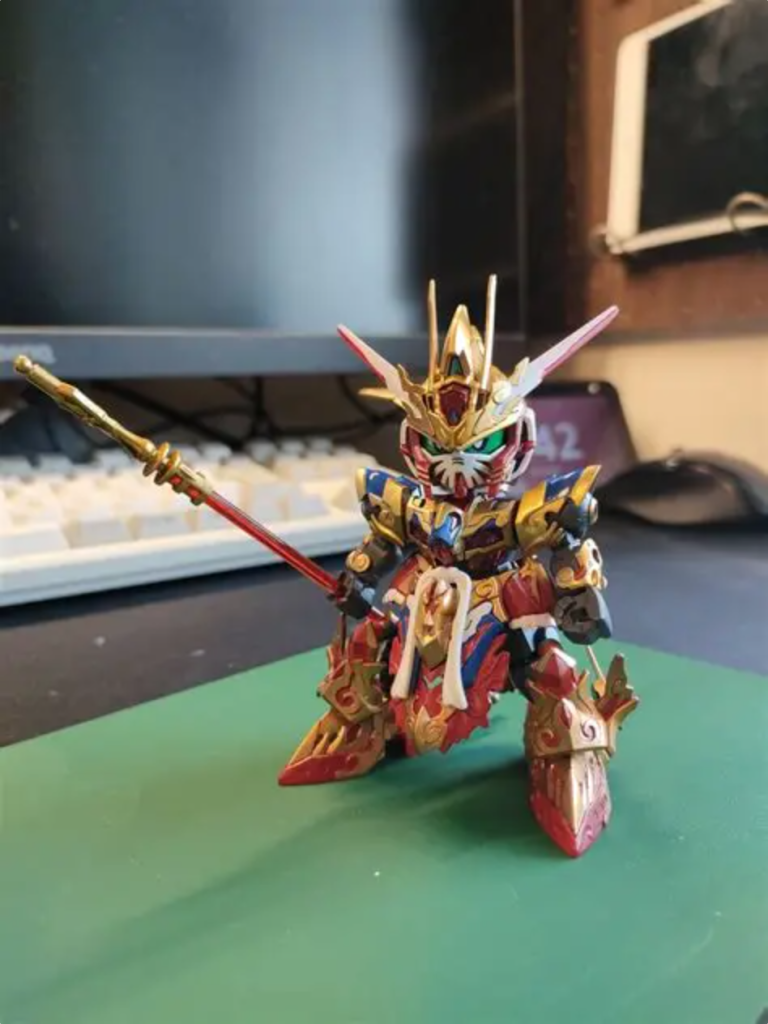 ラッカー系ゴールド下地に水性塗料の赤、青を塗って、マジックリンで落とす、という定番の手法で作りました。