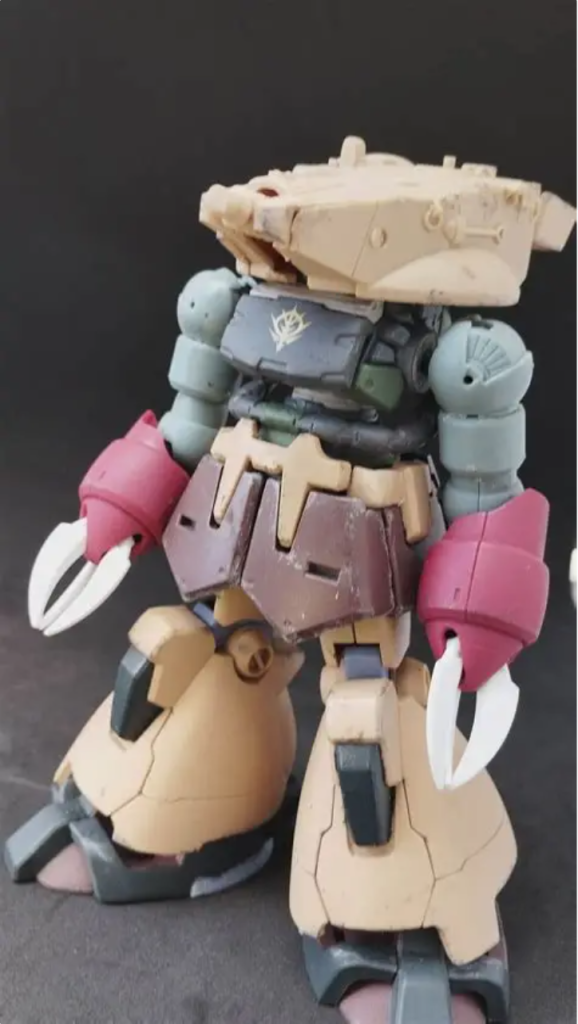 ~戦術~https://cx94l7weam4o.blog.fc2.com/動力部を「熱核ロケットエンジン」→「熱核反応路×2並列配置」へと変更されている。これにより廃熱量の軽減に成功。高いステルス性を獲得した。熱核反応路×2並列配置はMSM-04アッガイの動力配置と同様の方法である。主に砂漠地帯で運用され、ドム譲りのホバー走行、高い走破性、更にアッガイ譲りのステルス性により砂漠を忍者のように駆け抜けた。武装は「優先式、ロケット砲」を採用。ロケット砲部に、ズゴック式、アイアンクローを採用。ロケット砲発射後、優先による追尾による高い命中率と攻撃力を誇る。神出鬼没の悪鬼として連邦を恐怖に陥れた。連邦側からの通称は「Sand Stalker」