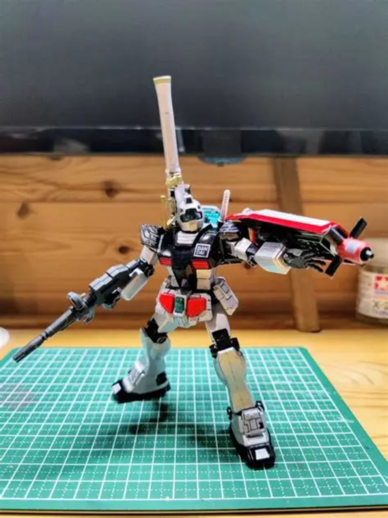 パチ組みだと真っ黒。スカートや各アーマーがのっぺらとしているのと、武装が心許ない。