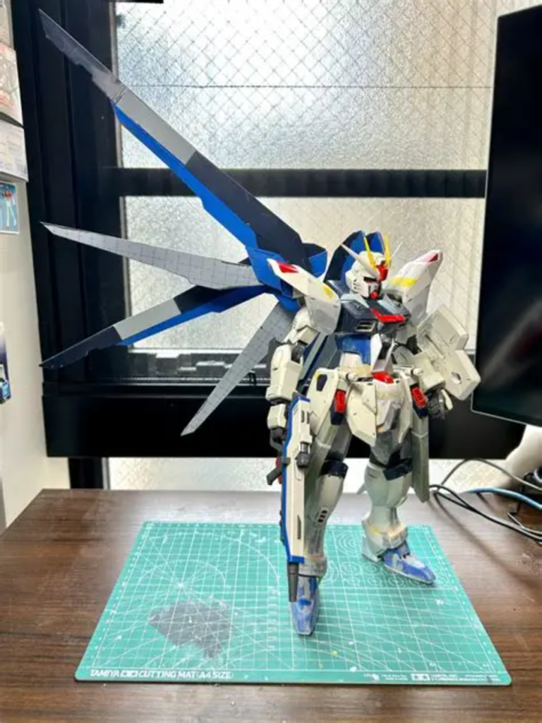 大羽はキットのものを途中で切り取り延長しています。小羽はプラ板で作成小羽の可動軸はキットのダボピンをそのまま利用しています。 