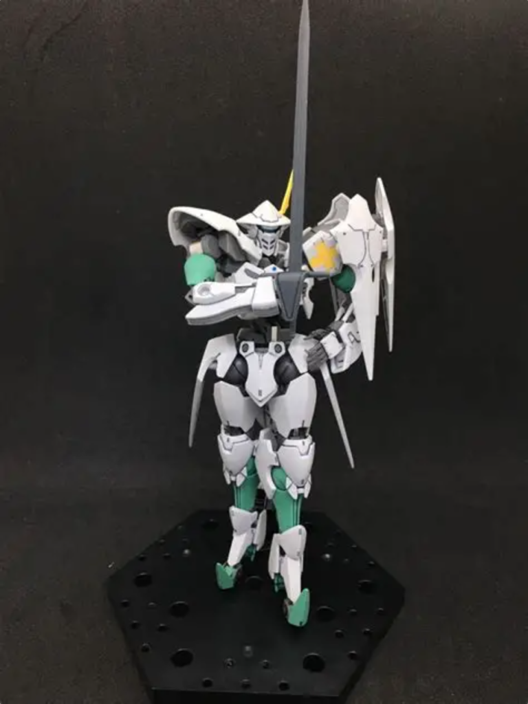 　届くまでの間にどうしても持たせたくて用意したコトブキヤのMSG「ナイトソード」はいずれも持ち手を調整しています。こちらはグラディウス。