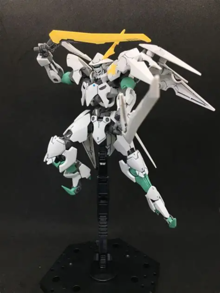 　こちらも成型色活かしで仕上げています。太股内側のフレームの肉抜きが悪目立ちするので0.5mmプラ板を貼って埋めました。