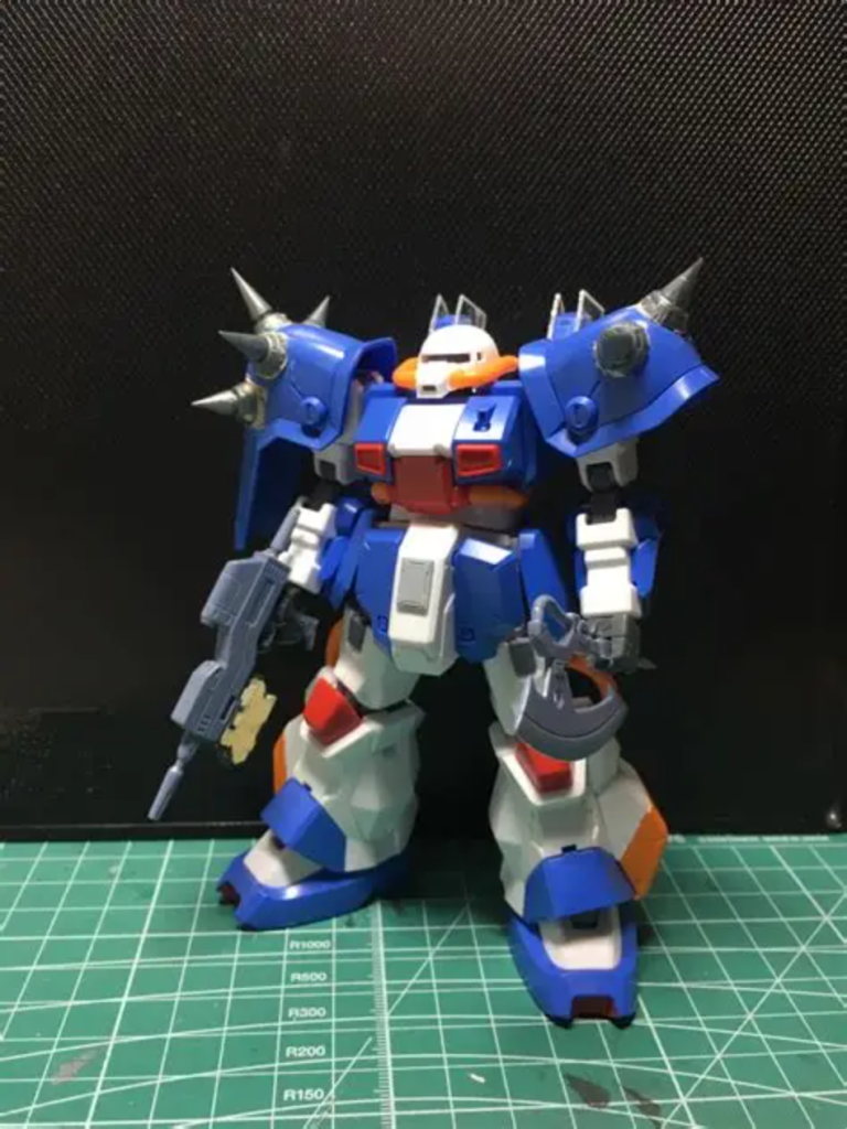 ハイザック・カスタム製作は肩アーマーにビルダーズパーツHD「MSスパイク01」の基部をエポパテで接合しています。スパイク基部は塗装後につけられるようにしたかったんですがうまく剥がせず………エポパテ工作やっぱり難しいし思うようにいかないので苦手っす　ちなみにスパイクは右肩は長いの3本、短いの2本。左肩は短いの3本にしてます。左肩は最初全て長いのにしようと思ってつけたらあんまり似合わないし、設定画とも違ったので。