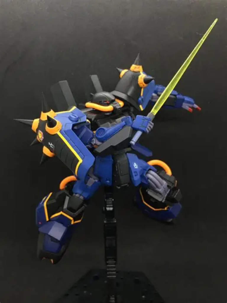 　本体の改造は肩のスパイク追加とバックパックの形状変更がメイン。慣れないスクラッチに苦戦しましたが、形状の読み取りが難しかったです...　ビーム・サーベルは一体化している刃を切り取り、プラパイプを発振部に被せてすっぽ抜けを防止。