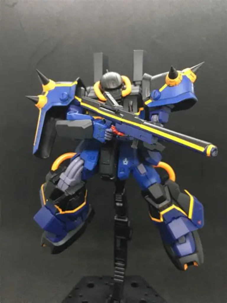 　ということで先行量産型をベースに換装した設定としています。太ももの動力パイプはカスタムでは本来撤去されていますが、先行量産型には付いたままです。単にパイプなくして穴埋めるのがめんどかったのが一番の理由ですが...　ビーム・ランチャーはカスタマイズウェポンキャンペーン2014SummerでGG弾ランチャーと組み替えられたもの。昨年ガンダムMk-Ⅱ[バックソーン]の製作時にT3カラー製作のテストピースとして塗装までは終えていました。　また旧キットの武器セットも用意して、ビーム・ライフルのサブグリップは真鍮線で抜き差し可能として収納しやすく。上部のケーブルはイヤホンコードに替え、センサーはカスタマイズマテリアルの3Dメタリックシールを使用。Eパックはヘイズル系の腰につけるものを加工してスライドはめ込み可能に。