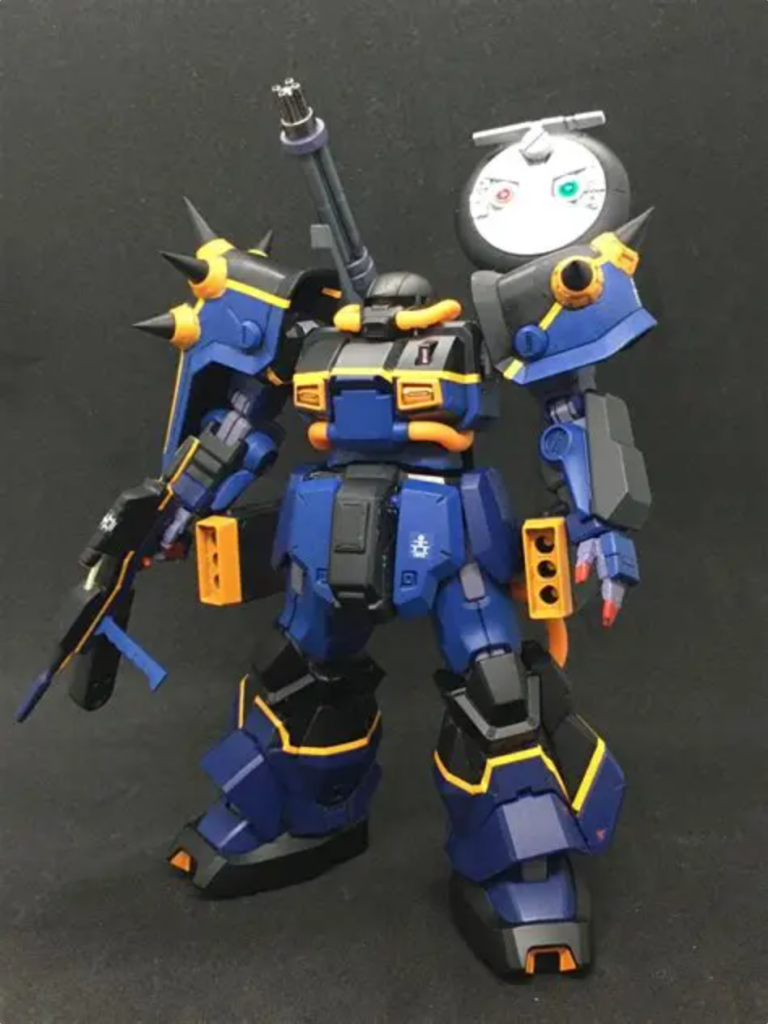 　こちらのバックパックはEWAC装備やハイザック・キャノンなどのトランスパックシステムの前に製造され、出撃時に適宜装備を換装して柔軟な運用を可能にするという目的で製造されたものの、実際にキャノンパックも含め実戦投入されずに終わった、という設定です。　レドームはEWAC装備からの引用でビルダーズパーツHD「MSレドーム01」の大サイズに、カスタマイズマテリアルの3Dレンズシール4mm径を貼っています。配色はEx-Sガンダムのビーム・スマートガンに付くものを参考に。