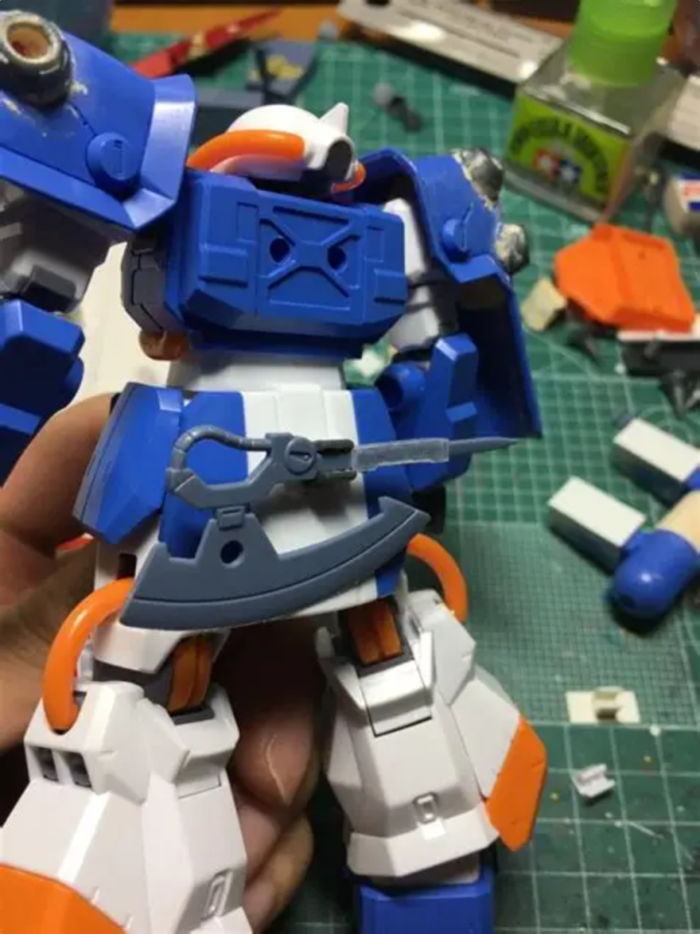 　ホビーハイザックの腰裏が別パーツ化されていたのでプラ板で武装マウントを製作。ミサイルポッド用はHGBC系の3mm穴ジョイントを使用。　サーベル/ヒートホーク兼用のラックはカスタマイズマテリアルで付属する可動パーツを加工しています。