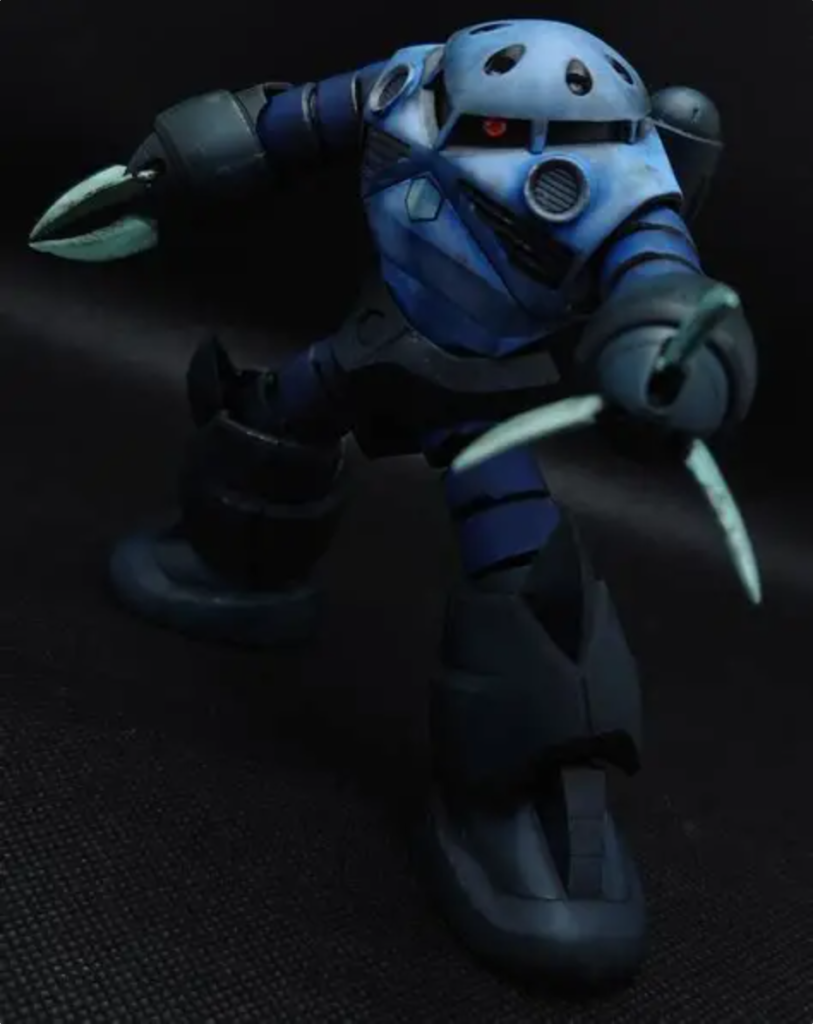 足と腕は、グレー3、爪は、グレー2で汚してます。水性ホビーカラーの黒鉄色でスポンジチッピングに挑戦。中々、上手くいかず苦労しました。暗い箇所にやっても効果はあんまり出ず。関節のチッピングは上手く出来たので良しとしました。ドライブラシも難しく精進します。