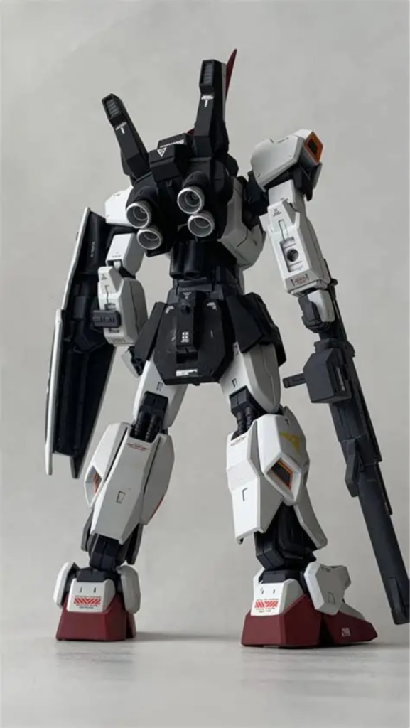 リアアーマーのキズが露出でごまかせてるけど各所デカールのシルバリングがひどい左背面。