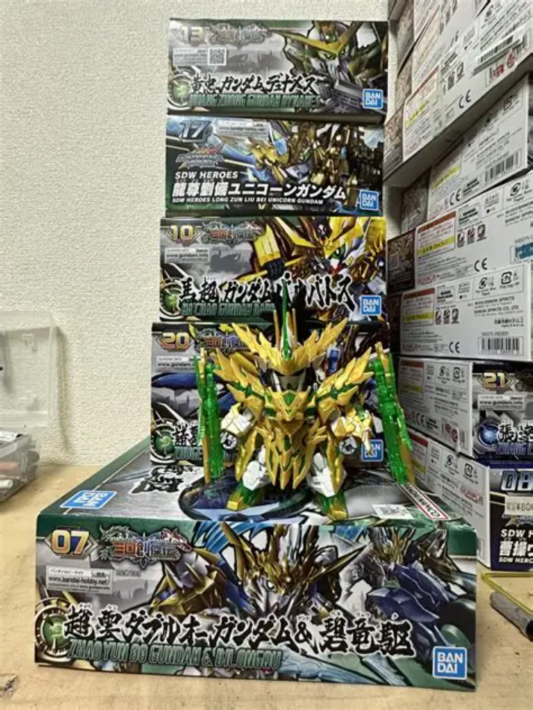 使用ガンプラベース:龍賢劉備ユニコーンガンダムパーツ取り:龍尊劉備ユニコーンガンダム(頭部、腕部武器、脚部)、趙雲ダブルオーガンダム(バックパック)、馬超ガンダムバルバトス(腕部武器)、黄忠ガンダムデュナメス(リア)、諸葛亮ガンダムフリーダム(バックパック、付属アンテナ)