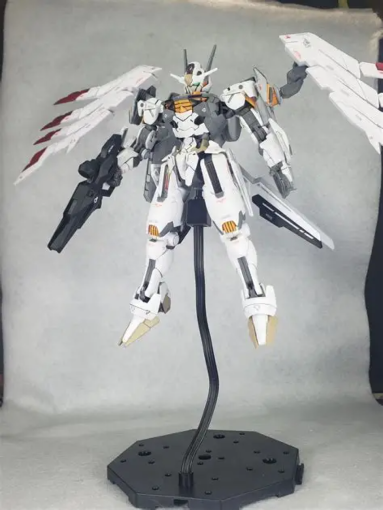 高速飛行形態で舞い降りる剣ぽく……