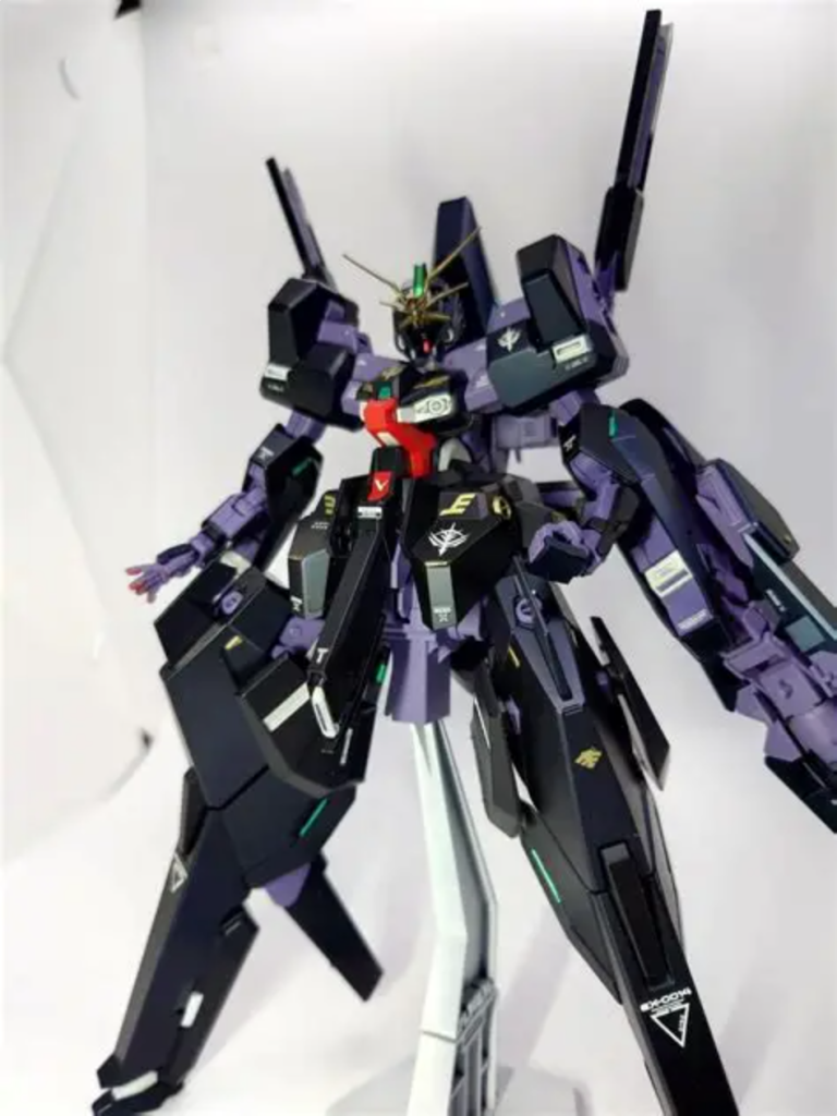 フロントショットです。ZZガンダムの対抗機という設定なので超デカいです。我が家の4体目の子です。