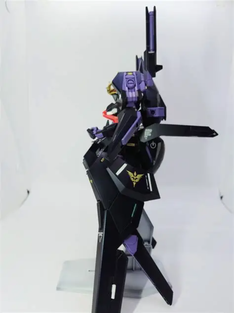 サイドショットです。レジオンのデカールがまだないのでネオ・ジオンで代用することにしました。