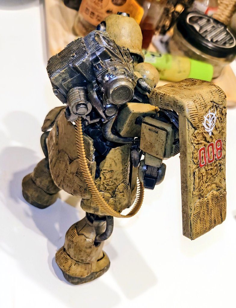 動力パイプは往年の作例に倣ってスプリングに置き換え。バックパックはホンダのバイクのエンジンを使用。