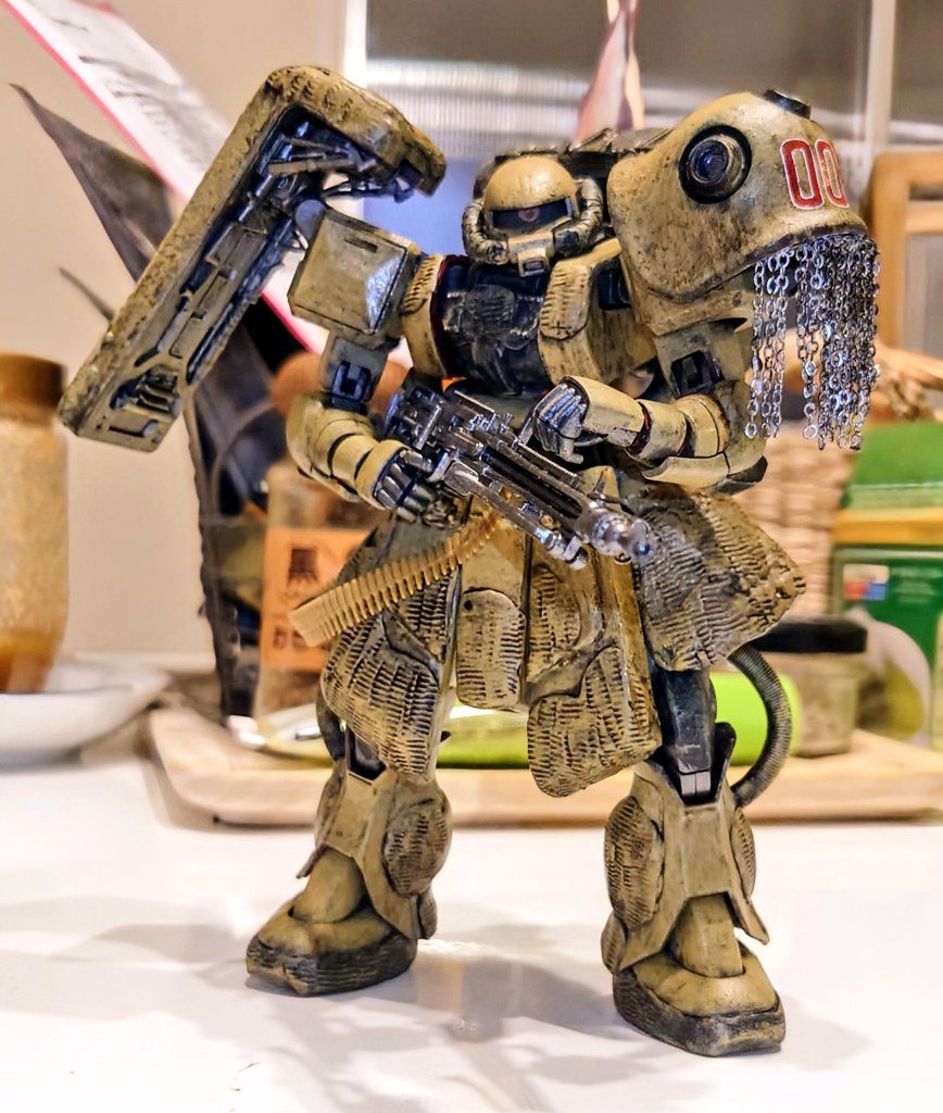 近藤版MS特有の泥臭い兵器としての描写が大好きなので、ザクで作ってみました。HGリバイブ版ザクをベースにHGサザビーのスカートとMGザクの肩パーツを移植。お手軽改造で末端肥大なプロポーションを再現してみました。