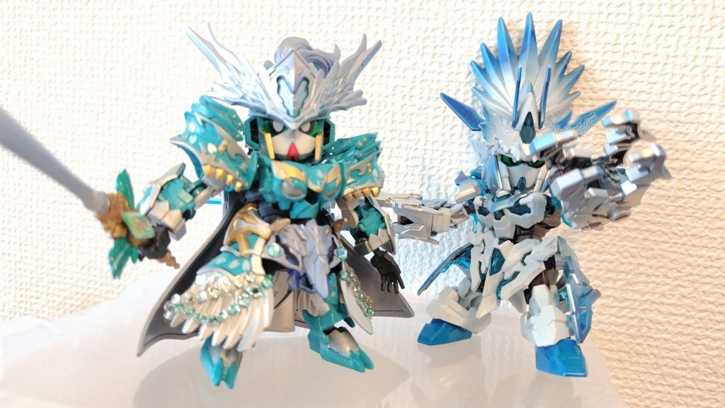 雪属性っぽい色にしたと本人談でしたので、我が家の雪属性「ユキナイトガンダム」と並べました。脳内設定では両者の交流があったということになってますw