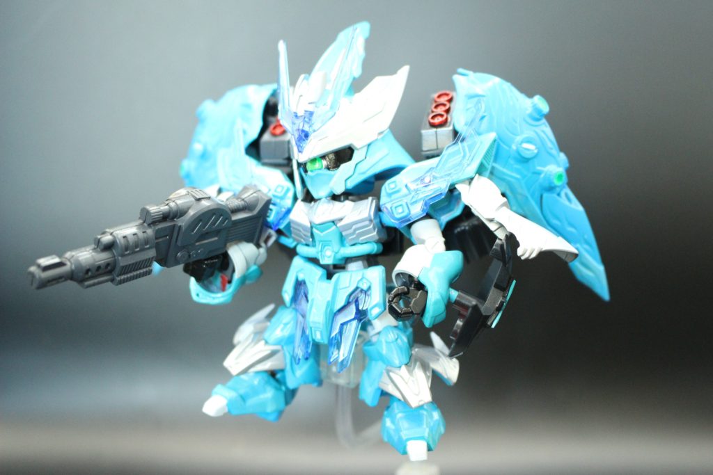 武装はシンプルな重火器をなんでも使いこなす。背中にファンネルも装備している。