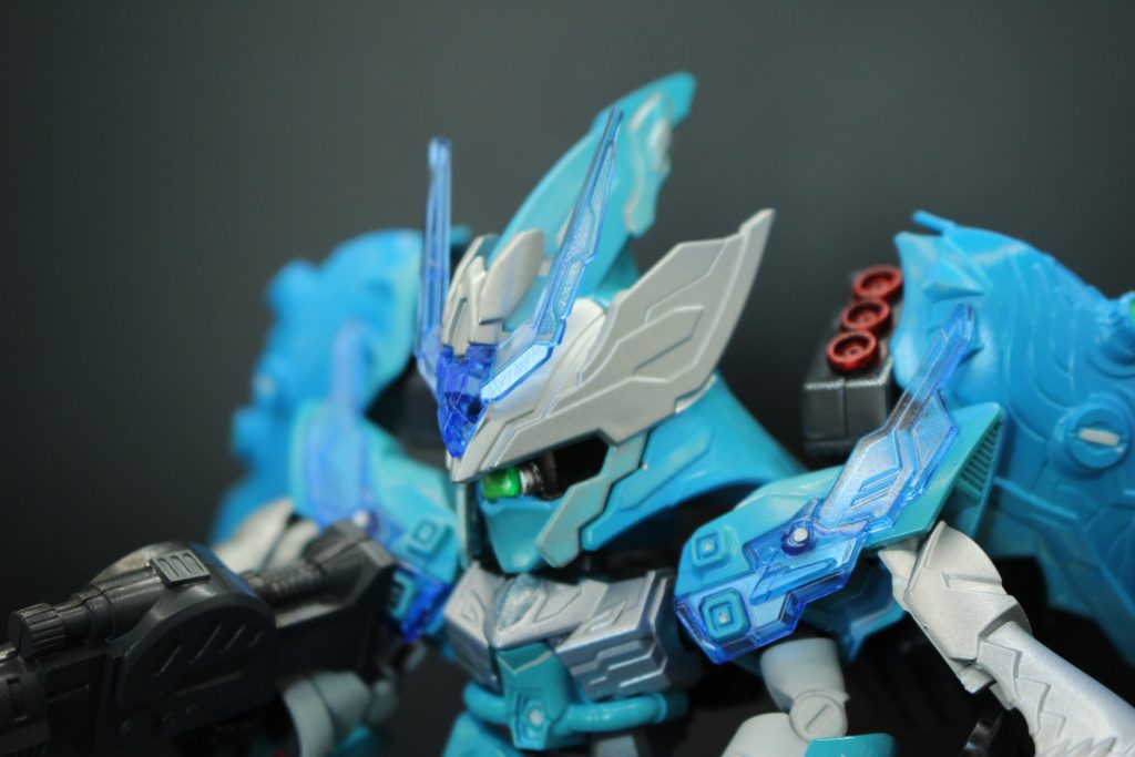 その冷酷な性格から「氷の参謀女帝」と言われている。