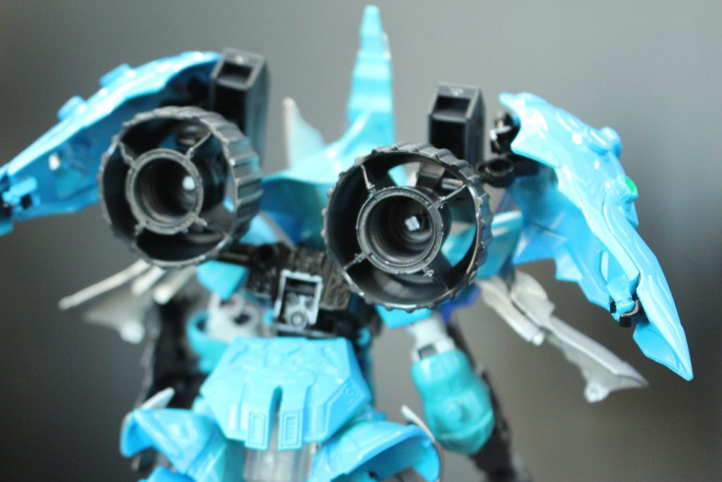 背中の大型バーニアで加速する、ピーキーな動きで敵を翻弄する。