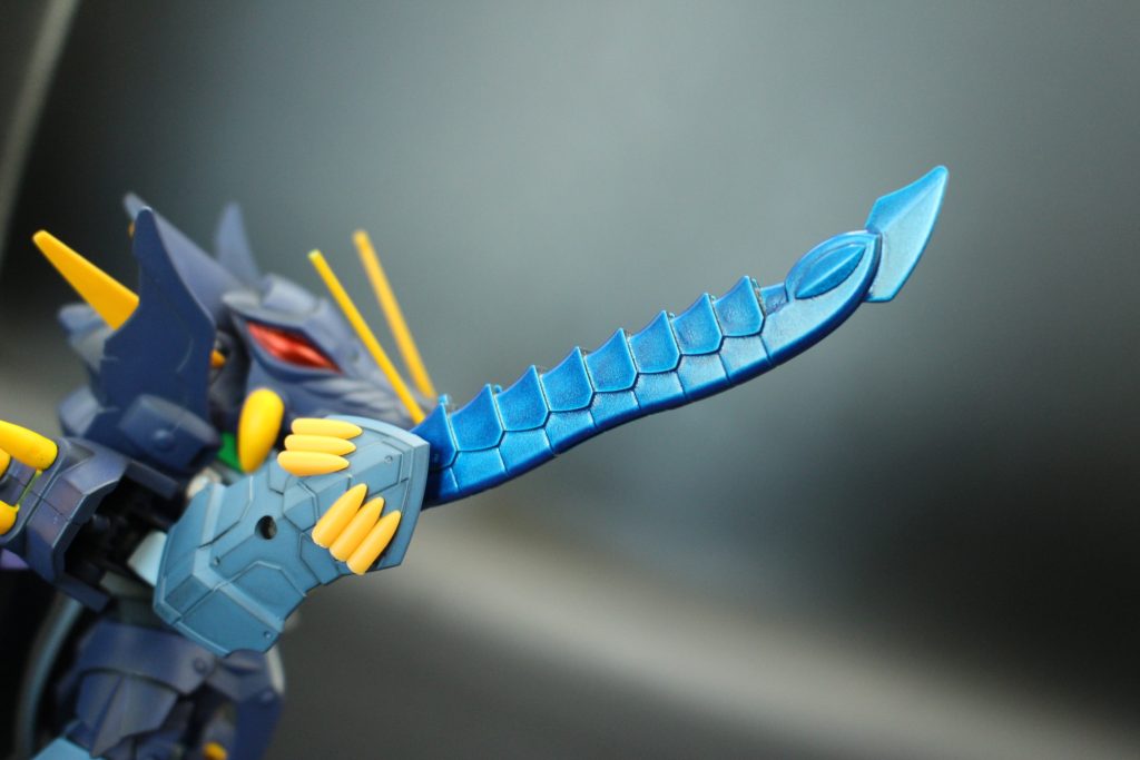 雷鳴剣「サンダーキラー」太古のドラゴンの鱗から切り出した盾と、鱗を鍛えて作った剣を組み合わせた攻防一体の武器。ライトニングガンダムのイメージでロングレンジライフルのようなソードを作りました。本家ドラグナージークが後の魔竜騎士ゼロに繋がることから、刀身はサンダーソードのようなメタリックブルーにしました。