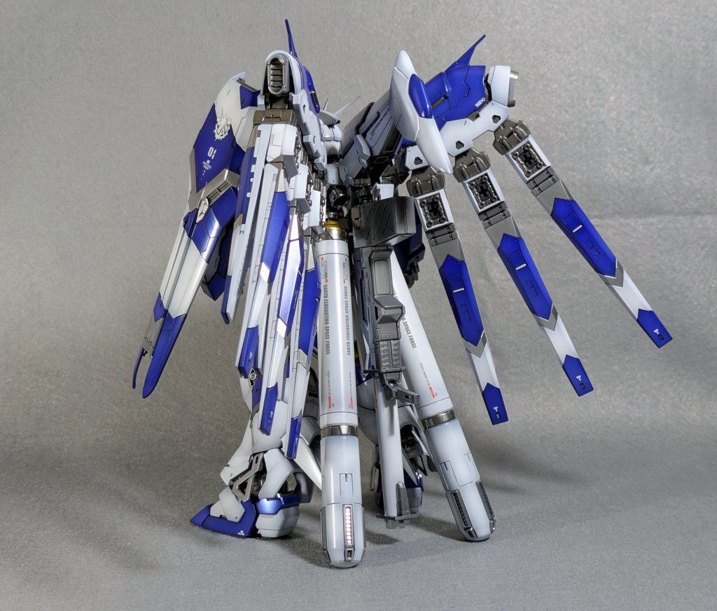 2014年くらいに発売されたロボット魂版が原作に近い太ましい体型で、大喜びで即ポチりましたが、いざ実物が届いたら顔のコレジャナイ感にがっかりしたことを強く覚えています。。。同時期に出たMGもそこまで刺さりませんでした。そんな過去もあり、ようやく理想的なHi-νが拝めたことに完成後の満足度はかなり大きかったです。自分語り失礼しました。ご覧いただきありがとうございました。