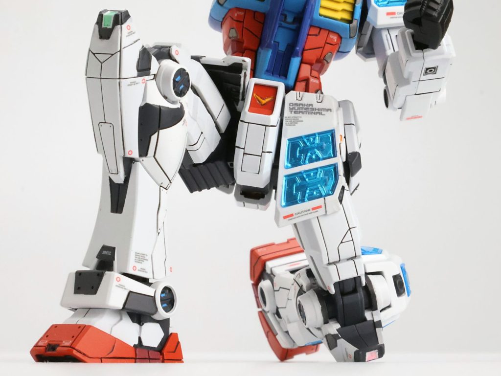 拡大写真にすると吹き付けのにじみが目立ちます。マスキングテープの張り方をもっともっと錬磨しなければならないと反省しきりです。スミ入れもブラックではなく、ダークグレイにすれば良かったかもしれません。