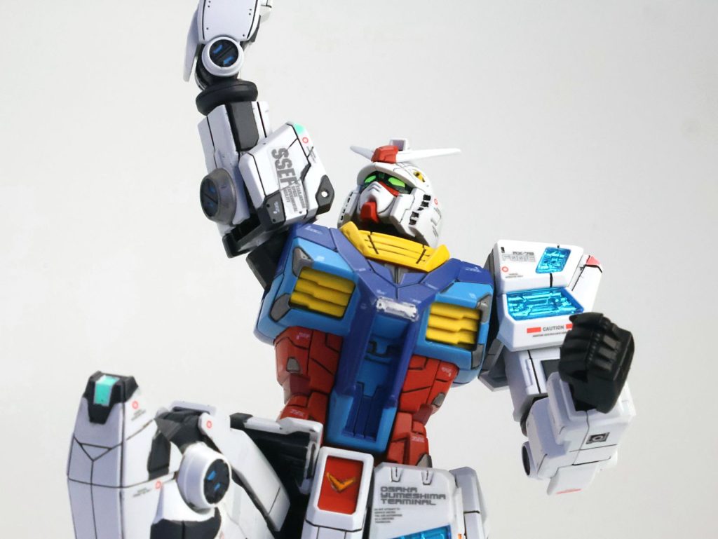 両腕の裾と胸部の塗り分けはしんどかったです。(^_^;今回、0.4ミリ・0.7ミリ・1ミリのマスキングテープを購入して対応しました。