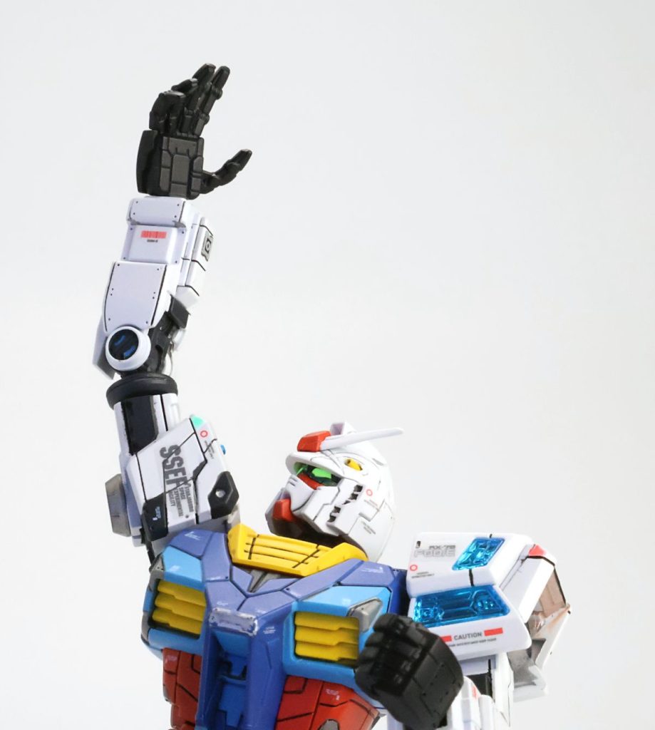 頭部のダクトはタガネで奥行きを出し、バルカンは別パーツで表現することにしました。