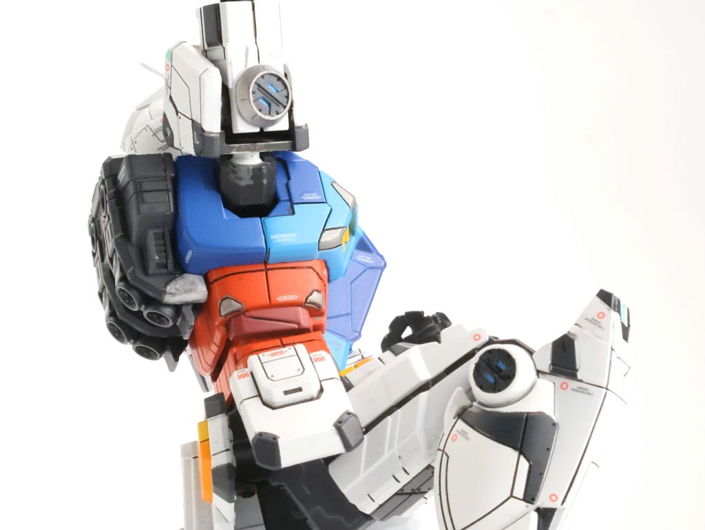 実物のように表現するには腕の付け根を一旦肩から外して180度回転させてはめ直さないとこのポーズにはなりませんでした。