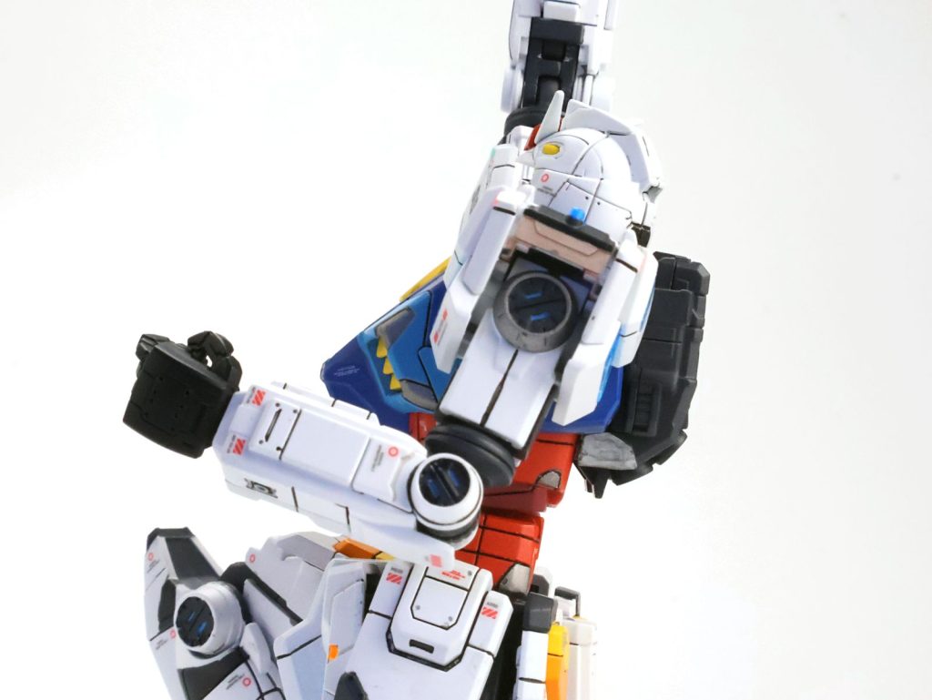 左肩上部は立像状態にするときパーツ交換するのですが、はだかのままホイルシールが残ってしまうので調整しました。詳しくは、ホームページをご参照下さい。