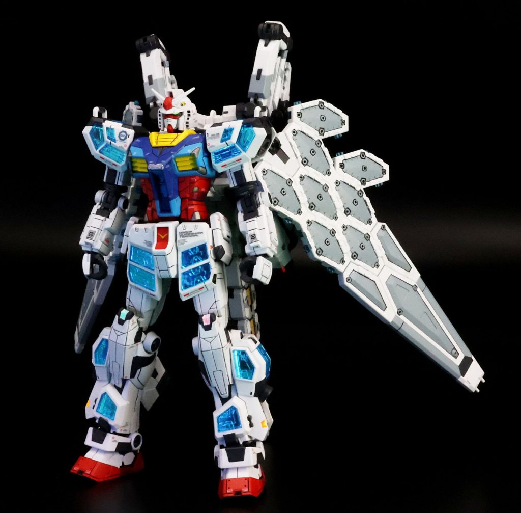 ソーラーパネルの塗り分けはマスキングするにも段差があったので、塗装漏れを防ぐためにサフを吹き、最初に0.4ミリのマスキングをした後に上からマスキングをしてデザインナイフでカットしました。手間はかかりましたが、一発OKだったので嬉しかったです。