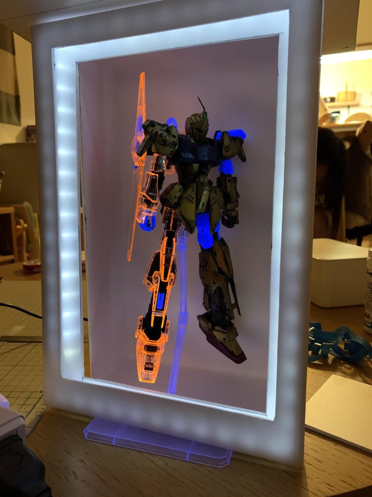BOXを作りながら発光テストと構図のバランスを調整中。LEDテープライトを見えないようにするのが難易度高!!