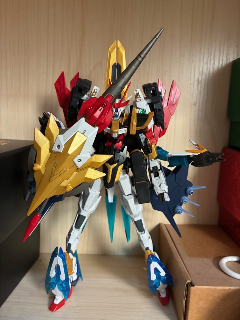 こちらが正面像です。写真を撮ったあとすぐ右足の接着部を再強化しました、刀で支えてギリギリ自立できるぐらい。四枚の翼のお陰でちょっと神々しさが出て自分は気に入ってます。