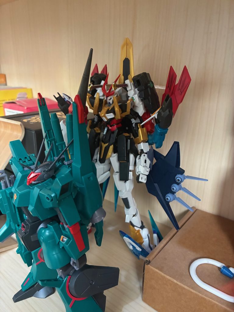 最近組んだドーベンウルフとサイズ比べ、写真の角度の問題で分かりづらいですがドーベンウルフの頭が足の位置ぐらい。