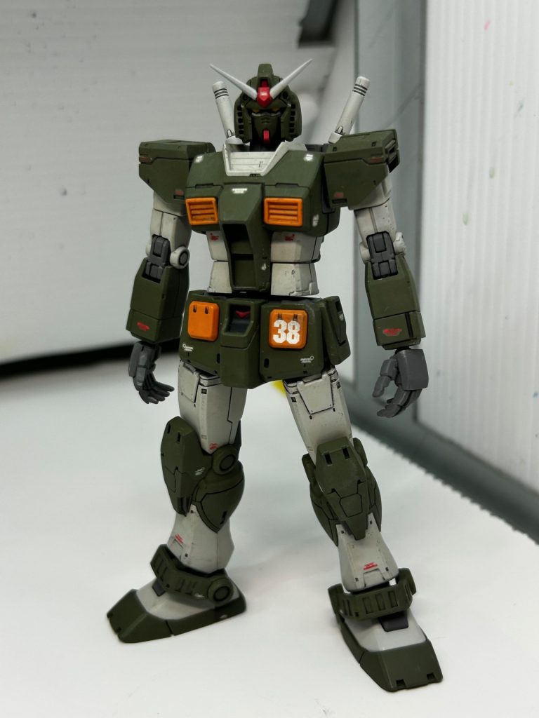 これはFAの装甲を外した状態です。キットのままだと基のオリジンガンダムのランナーの影響で腕が全部白くてノーズリーブみたいになるのですがプロトタイプガンダムの色の配置で塗りました。