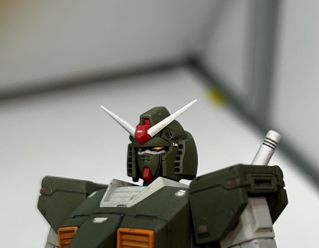 後は頭部の左右のダクトの開口もしてみました。最近買った極細の角ヤスリが活躍しました!!