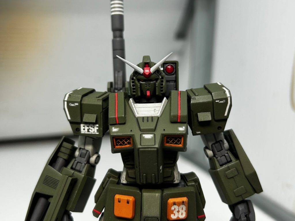 元が良く出来たキットなので特に改修するつもりは無かったのですが全体的にゴテゴテしている割に肩アーマーがすっきりしていたのでダクトっぽいパーツを追加してみました。